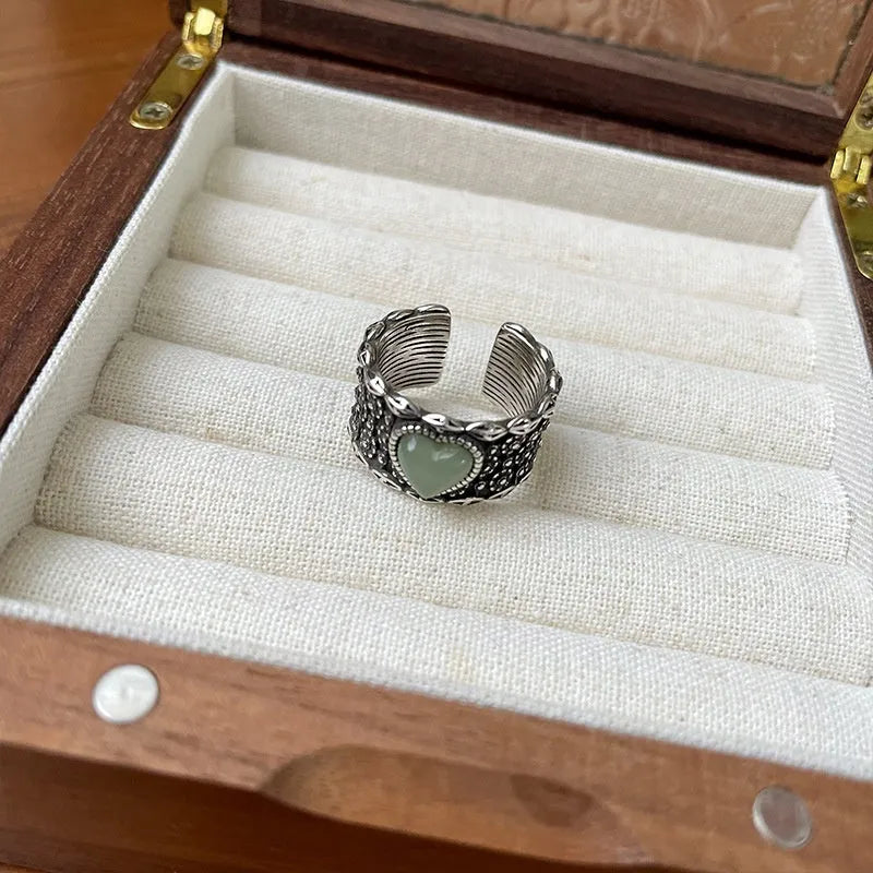 Vintage heart-shaped ring with adjustable opening in green or white colour