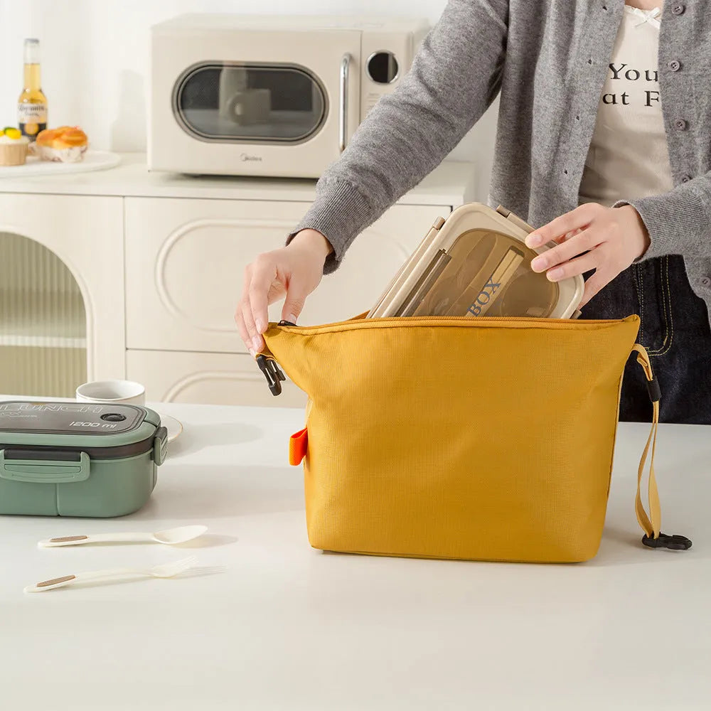 Japanese-style insulated lunch bag in Oxford cloth with thermal storage properties