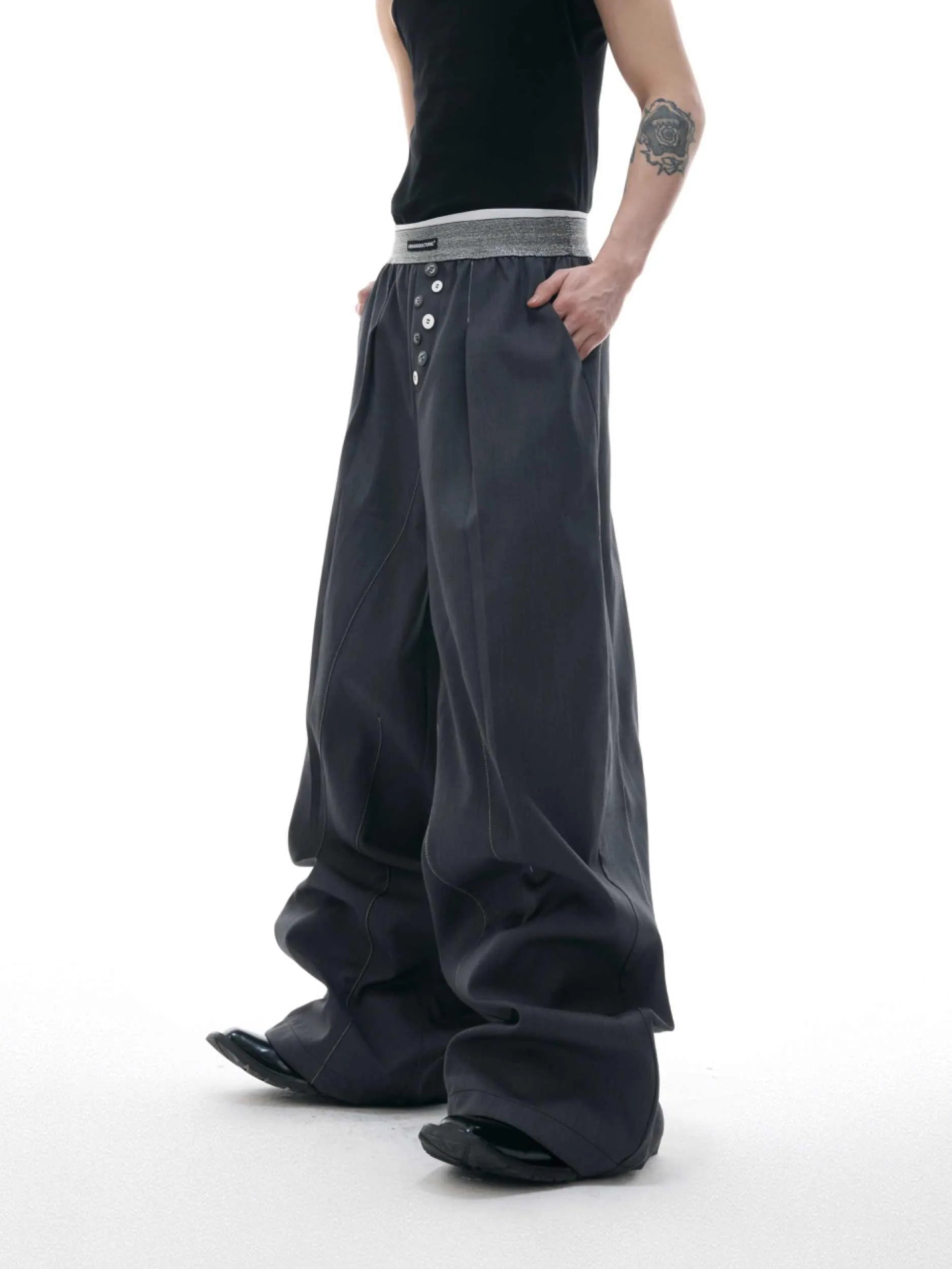 Straight-leg casual trousers with high waist and button-open line detail in black colour