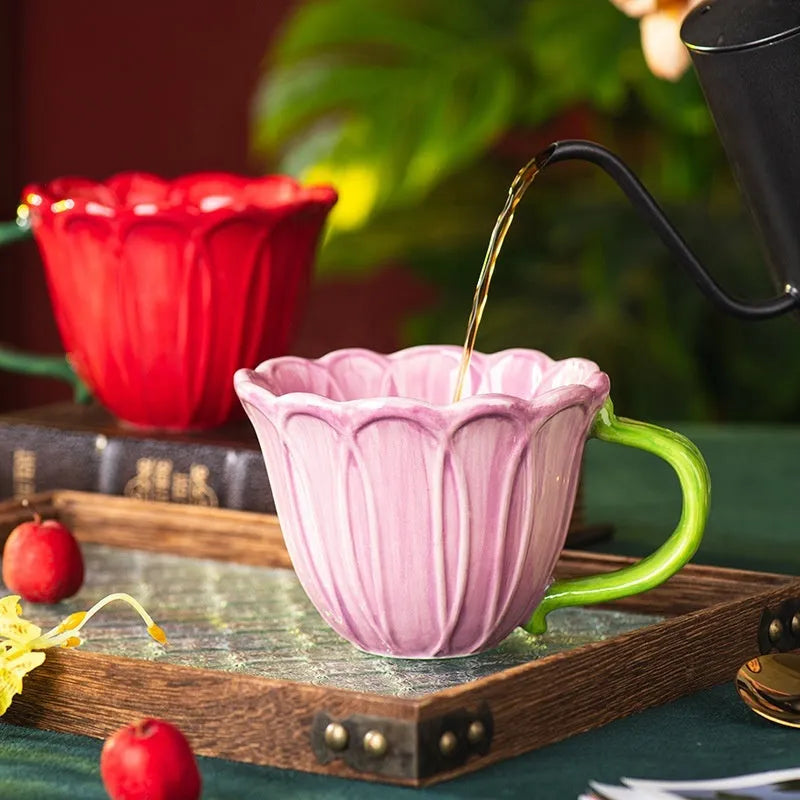 Ceramic breakfast cup with floral pattern in red and purple, 500ml capacity.