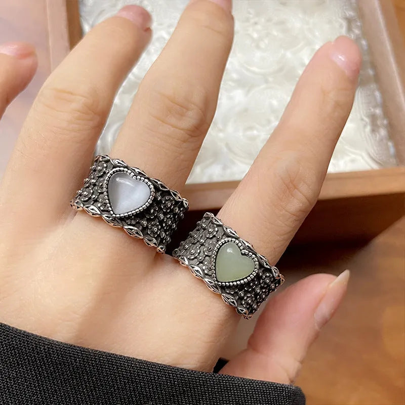 Vintage heart-shaped ring with adjustable opening in green or white colour