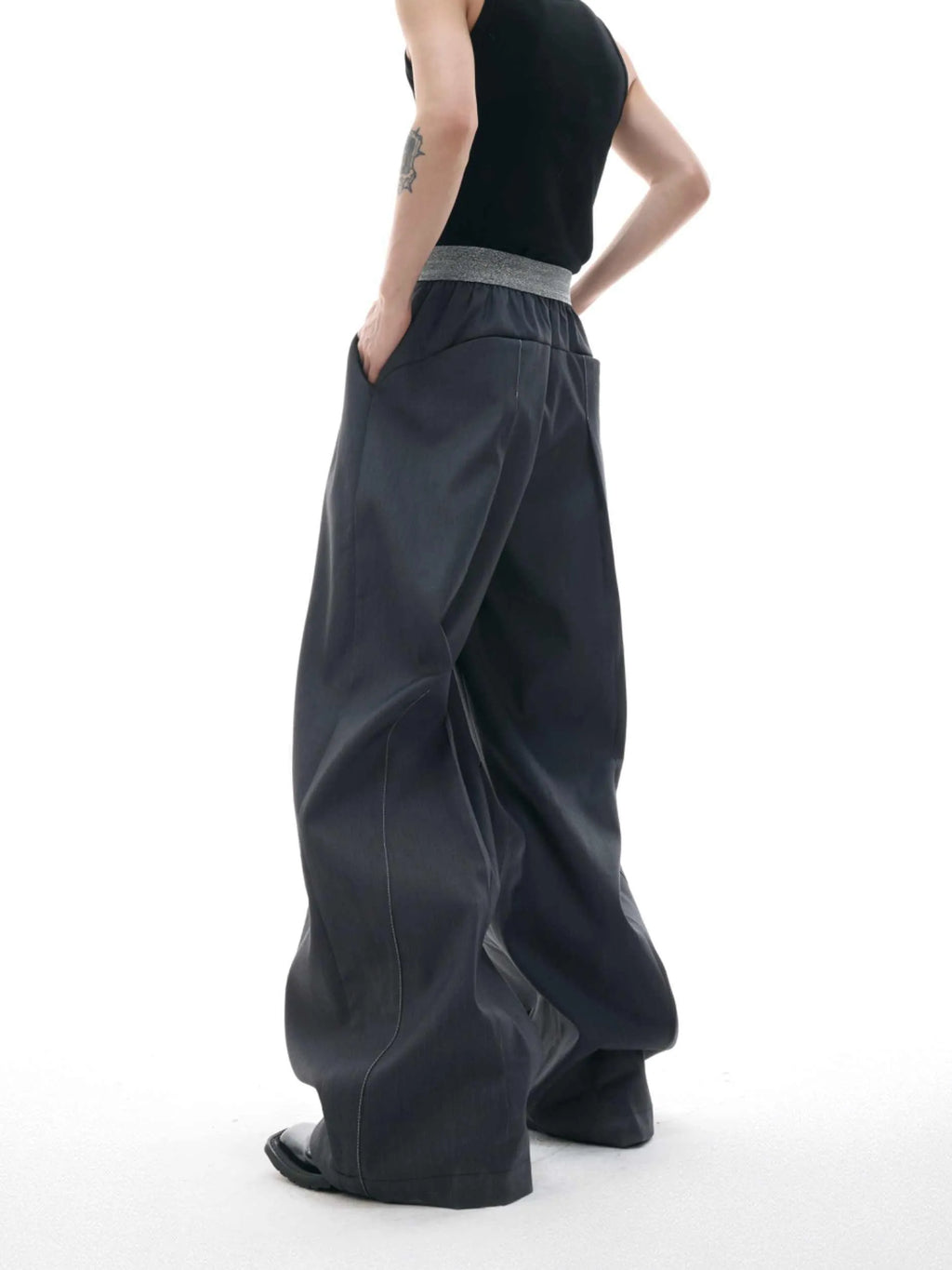 Straight-leg casual trousers with high waist and button-open line detail in black colour