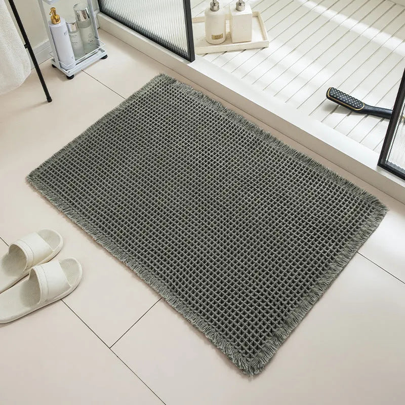 Absorbent non-slip bathroom carpet with checkered pattern in a neutral colour