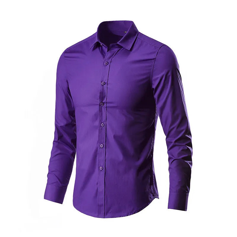 Man wearing a loose-fit linen long-sleeve shirt in a light colour, showcasing the slim trendy style.