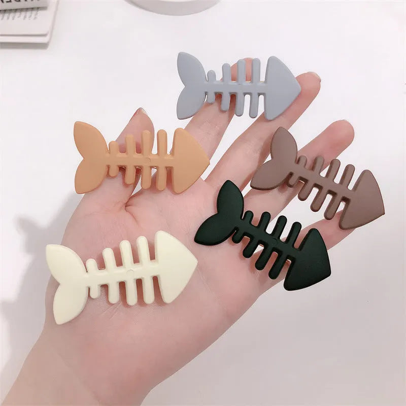 Minimalist plastic fishbone barrette hair clip with duckbill clip mechanism