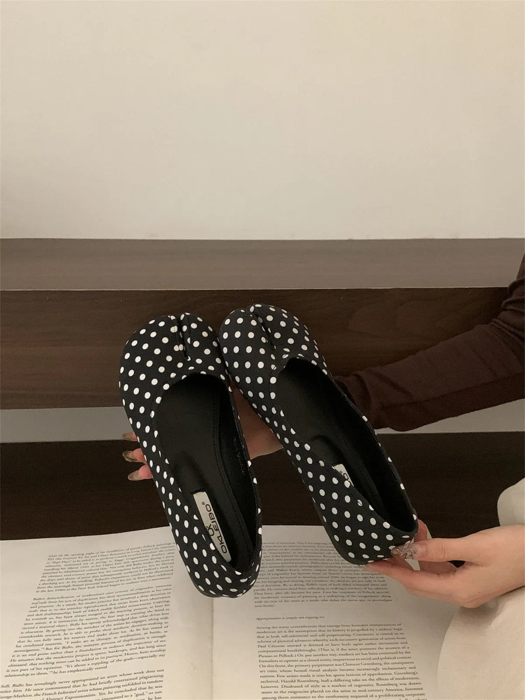 Horseshoe split toe women's flat shoes in black, low top, shallow mouth, soft bottom, microfiber upper