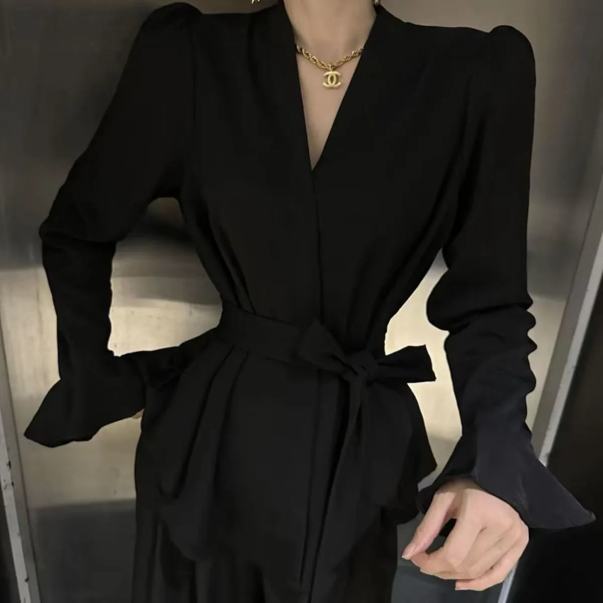 Women's French-style long sleeve tied shirt with irregular collar and bell sleeves in polyester fabric