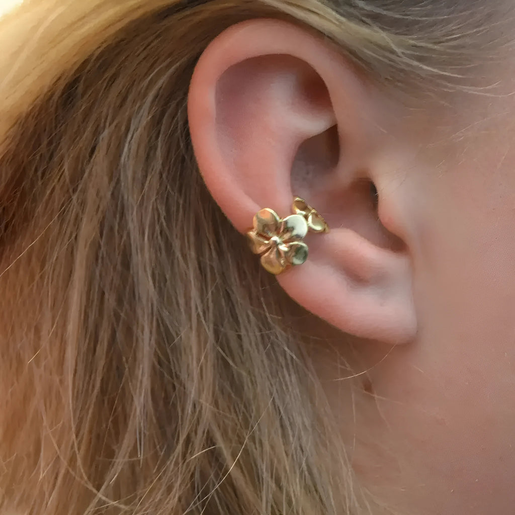Gold starfish and conch alloy drop hoop earrings for women.