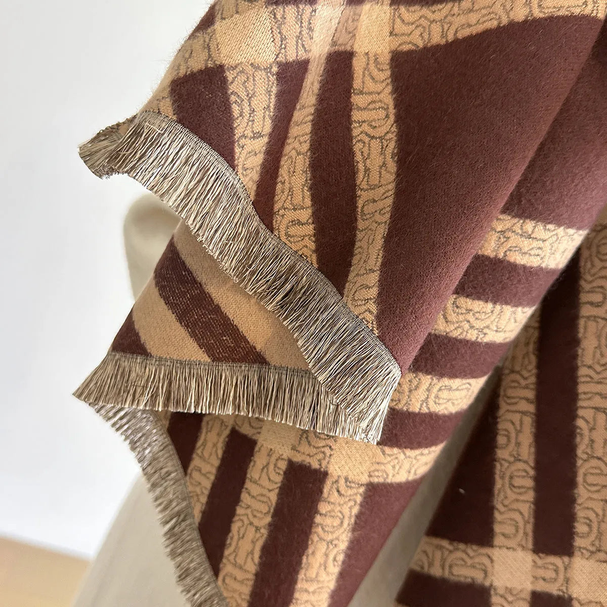 Long brown imitation cashmere scarf with tassels measuring 185 x 65 cm for winter warmth
