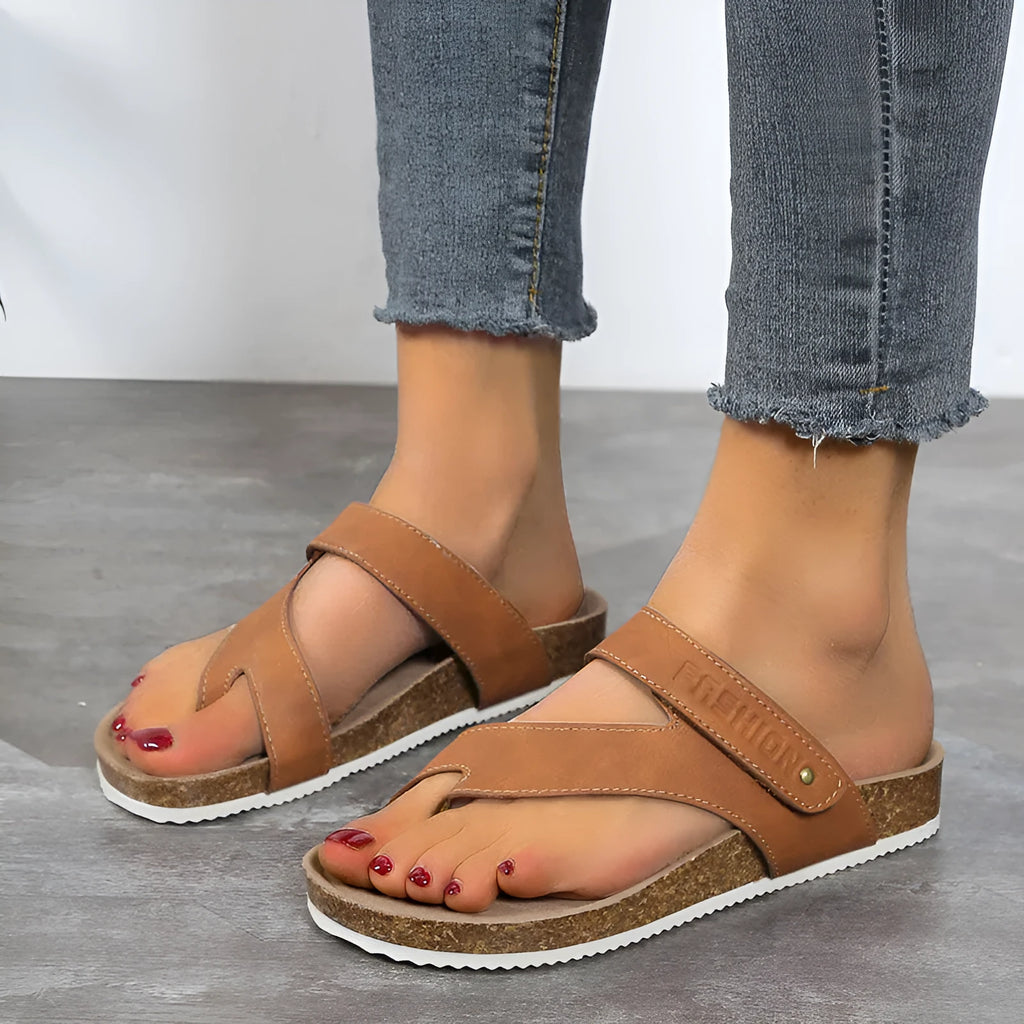 Flat toe ring thick-soled flip-flops in a solid colour with a foam sole and imitation leather lining.