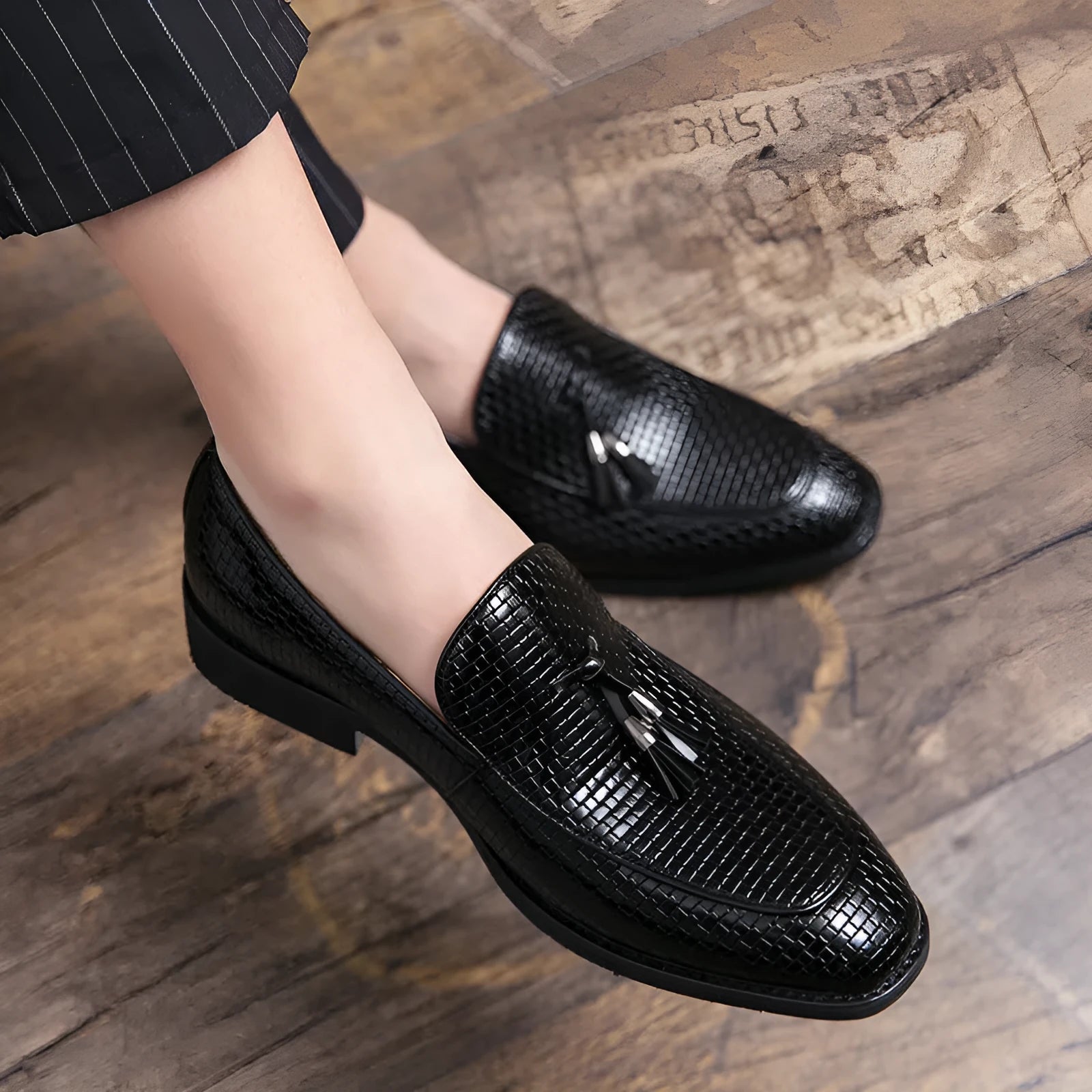 Men's pointed slip-on shoes with tassel decoration in black, red, or yellow colours