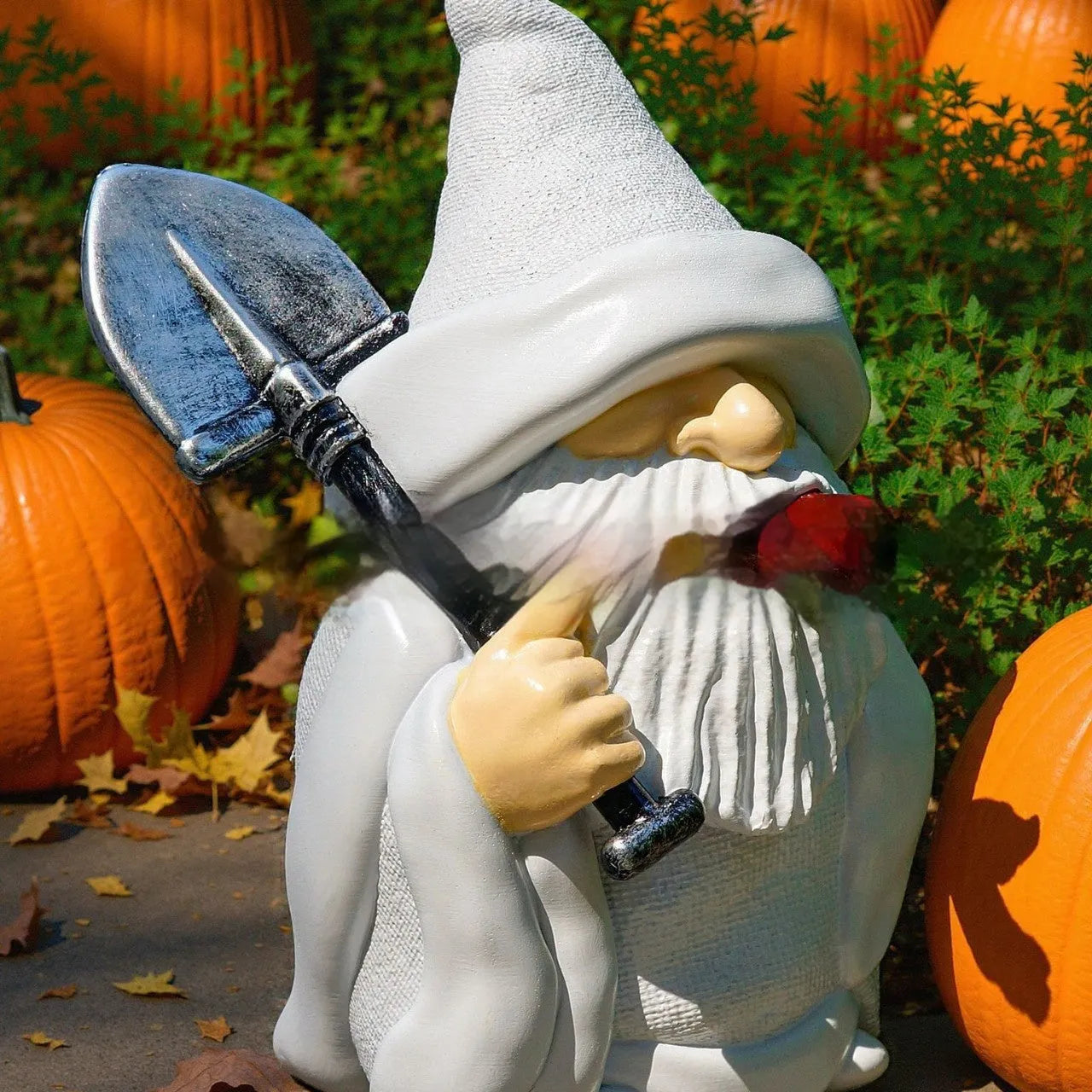 Resin pipe dwarf ornament with smoking shovel for Christmas decoration measuring 10cm tall