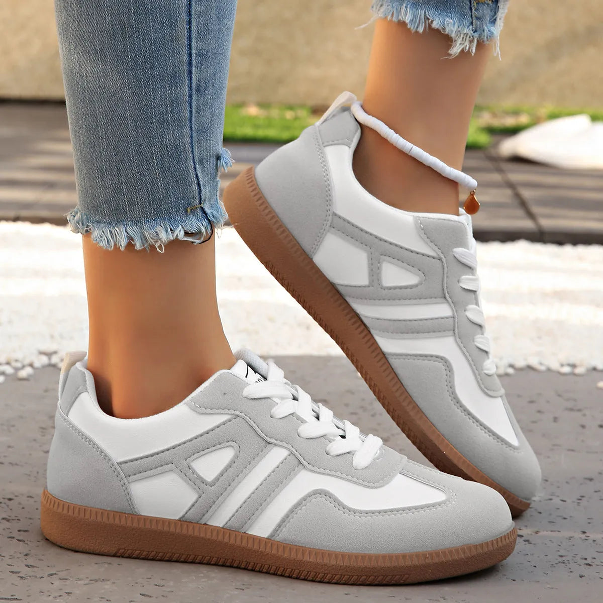 Women's low-top lace-up jogging shoes with a platform heel in khaki, grey, and black.