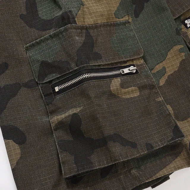 Green H215 washed camouflage workwear shorts with multiple bag pockets, loose fit.
