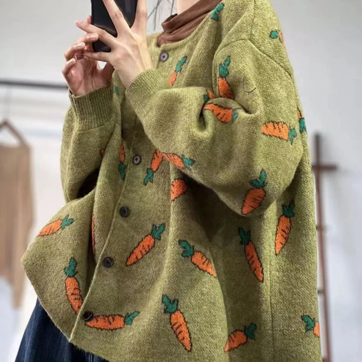 Round neck artistic print cardigan in contrasting colours with a loose fit
