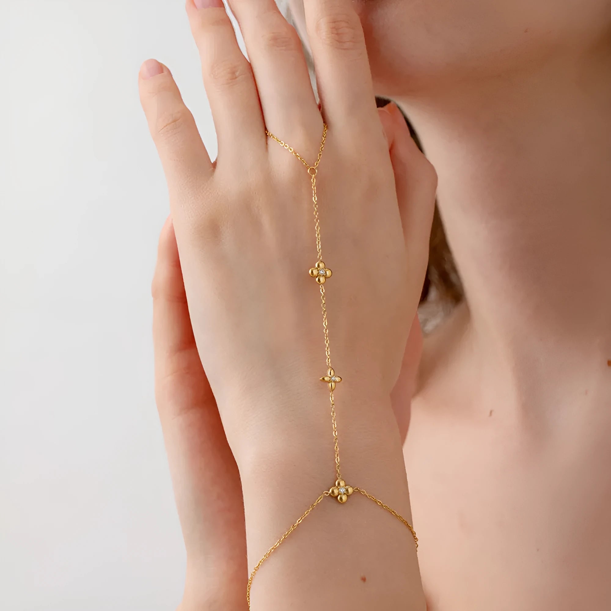 Gold-colour stainless steel women's bracelet with geometric flower and eight-pointed star design