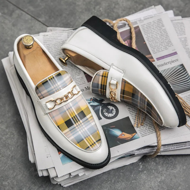 Men's pointed casual leather shoes in solid colour with patent leather finish low wedge heel