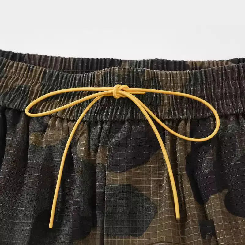 Green H215 washed camouflage workwear shorts with multiple bag pockets, loose fit.