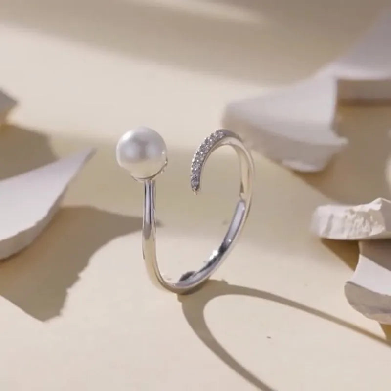 Adjustable open loop ring with shell pearl element in S925 sterling silver alloy