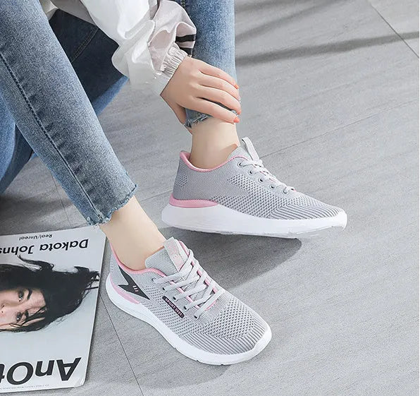Women's flyknit sneakers in beige with low-top flat heel design and front lace-up fastening