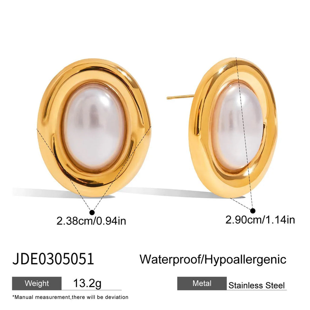 A pair of stainless steel stud earrings with a vintage-style pearl accent in colour JDE0305051.