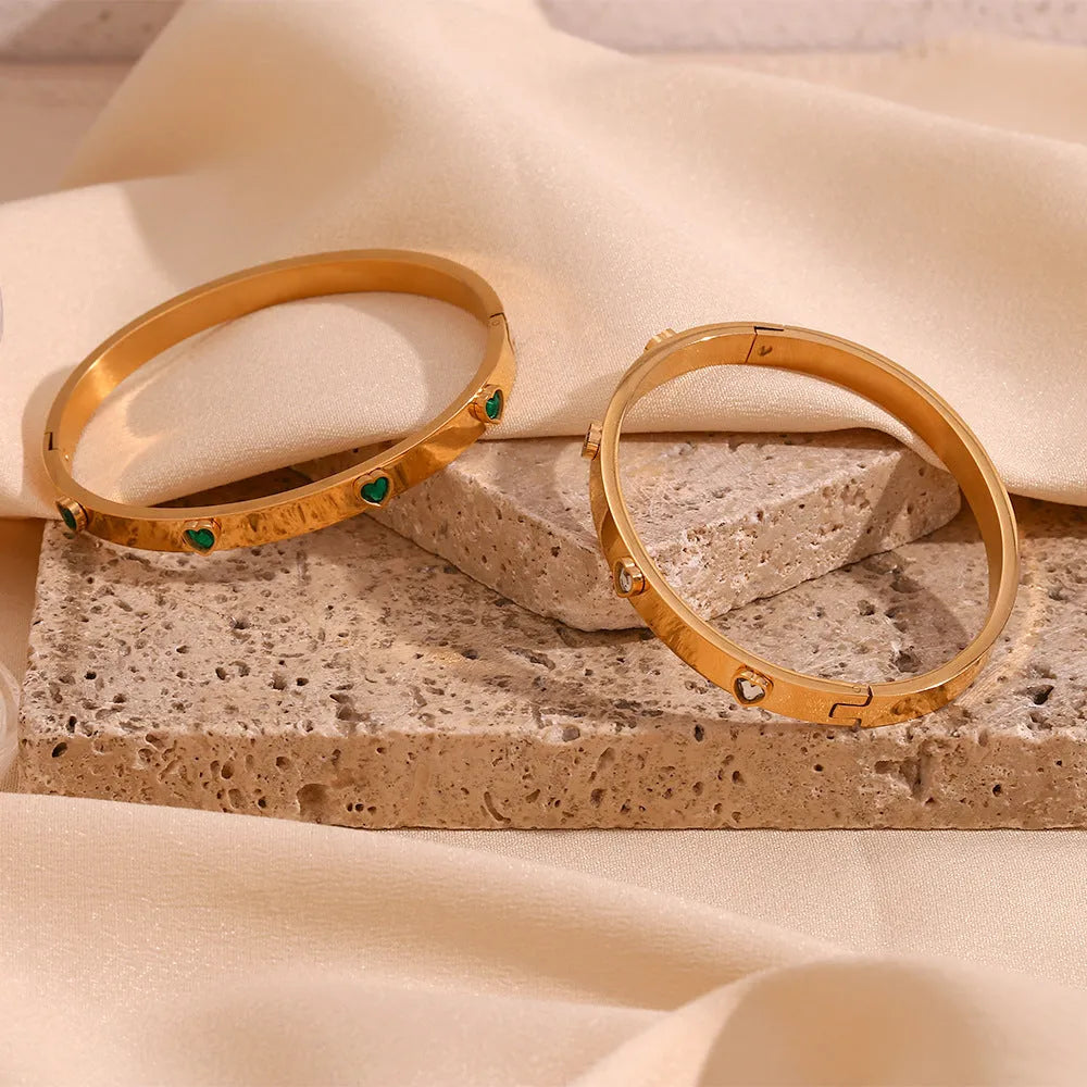 Stainless steel bracelet with micro-inlaid peach heart charm in golden electroplated colour