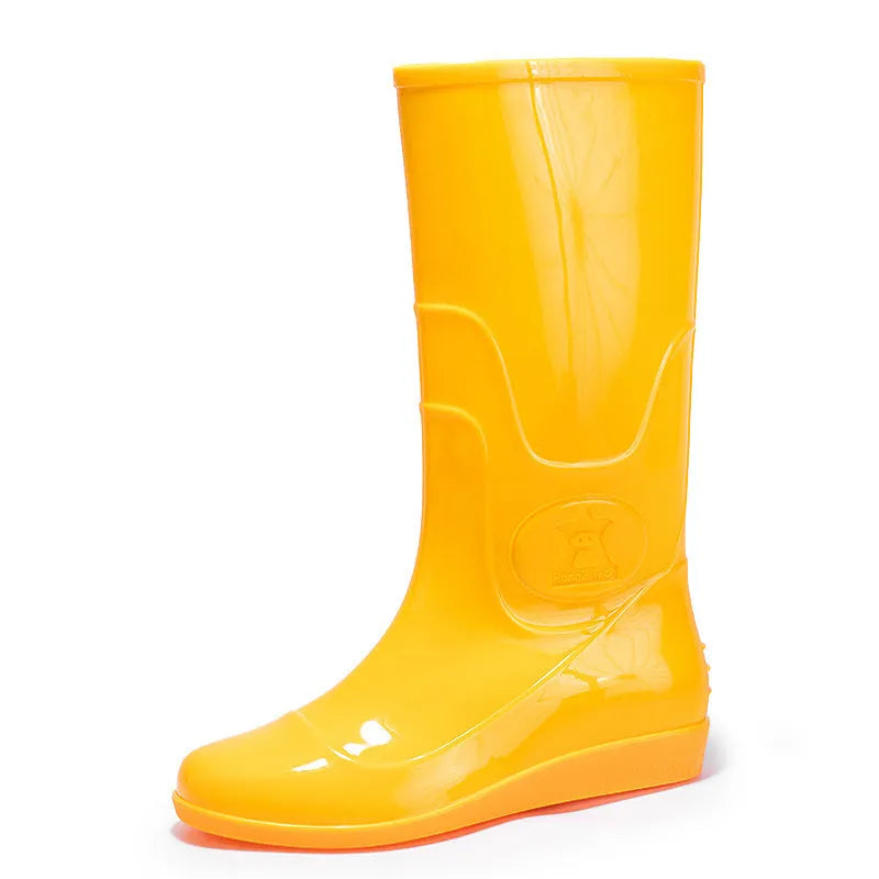 Plastic washable rain boots in white or yellow colours with high tube design and flat heel