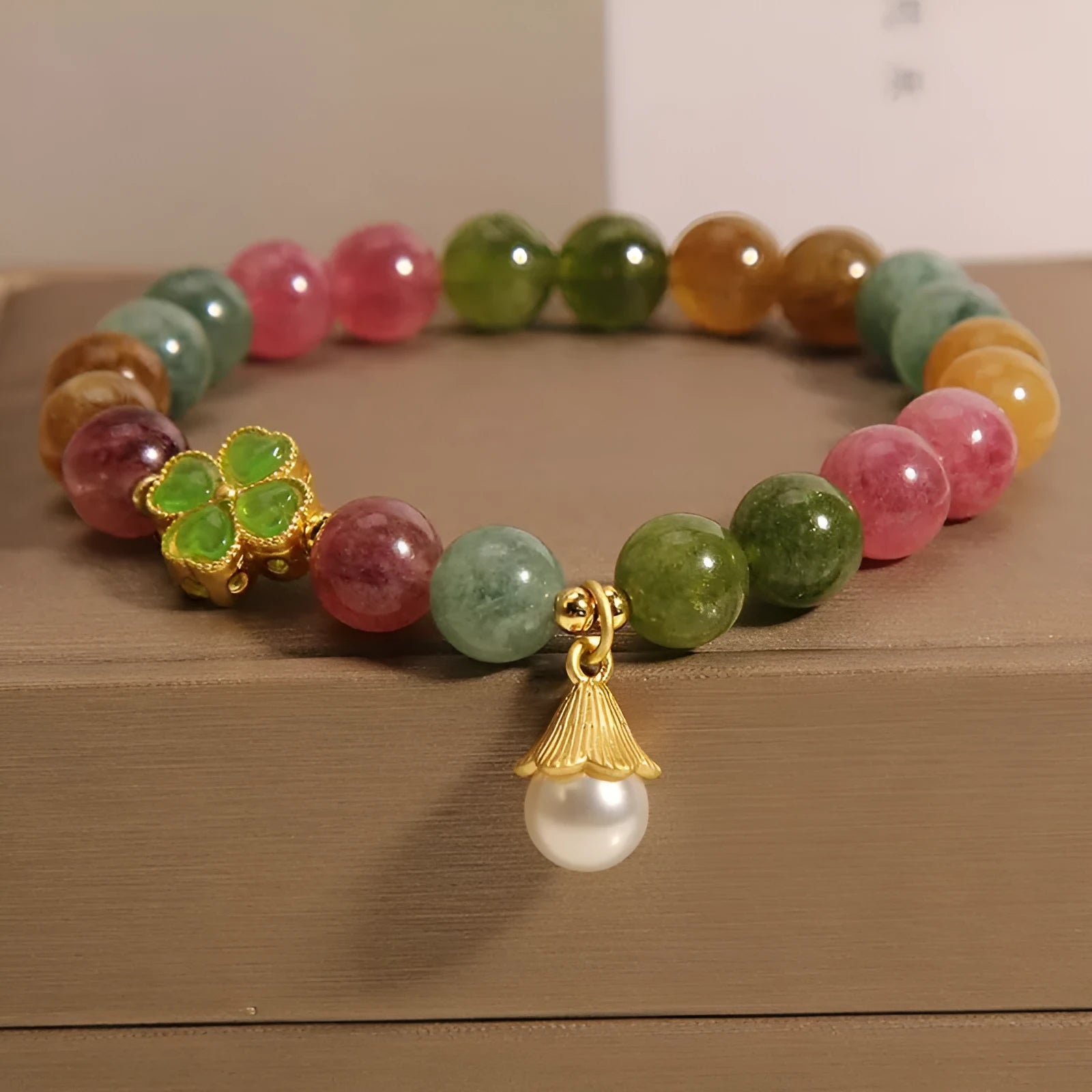Women's tourmaline bracelet with four-leaf clover pearl pendant and geometric drop-shaped elements