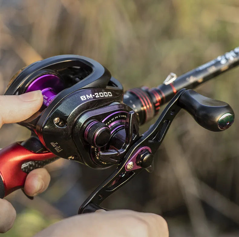 BM2000 baitcaster fishing reel with magnetic brake and water drop spool, shown in left-hand and right-hand retrieve models.