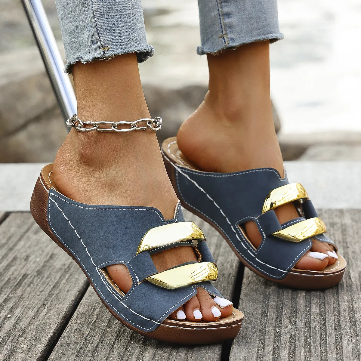 Women's Roman-style platform sandals in four colours with artificial PU upper and rubber sole