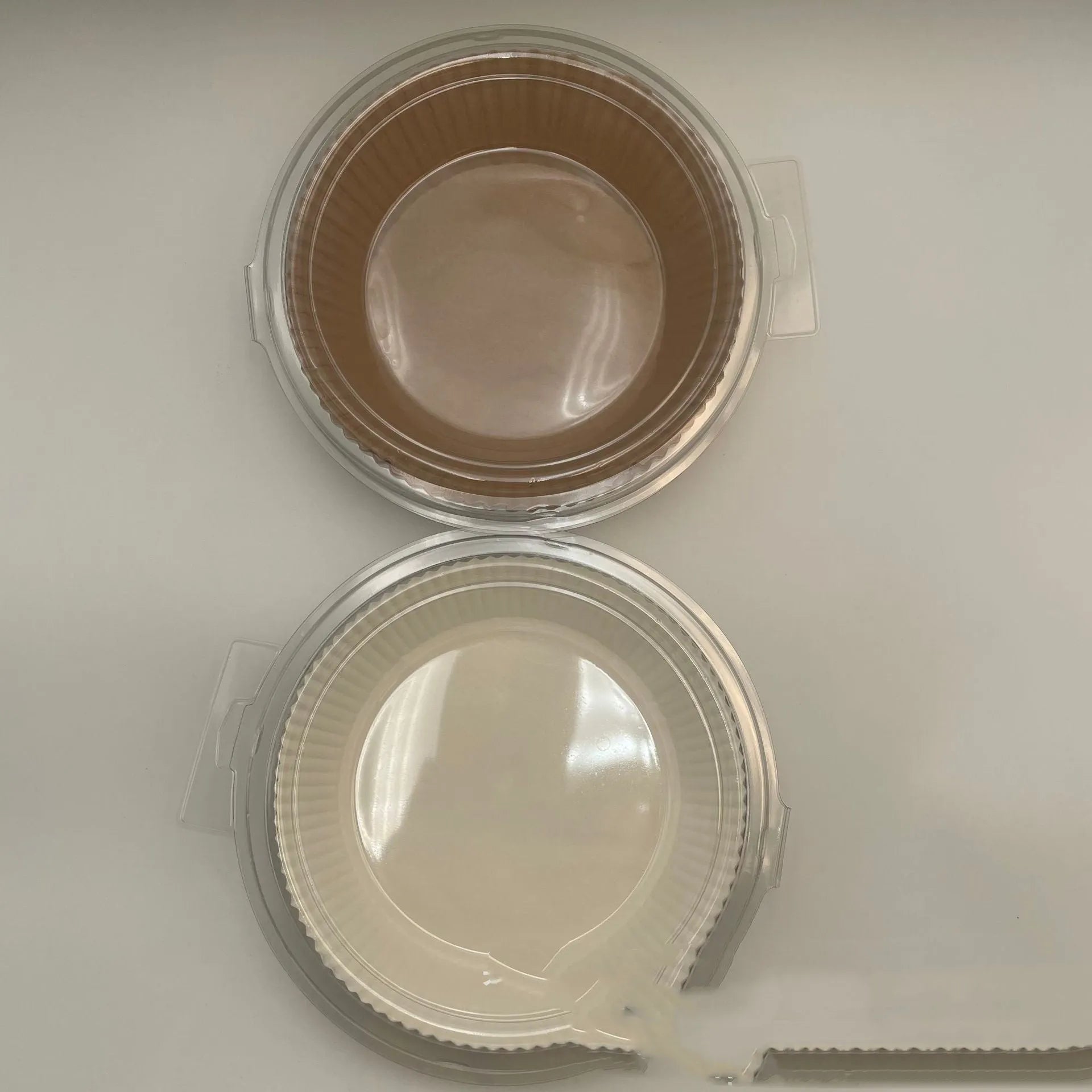 Round disposable paper liners for air fryers with 4.5cm high edges in white parchment colour
