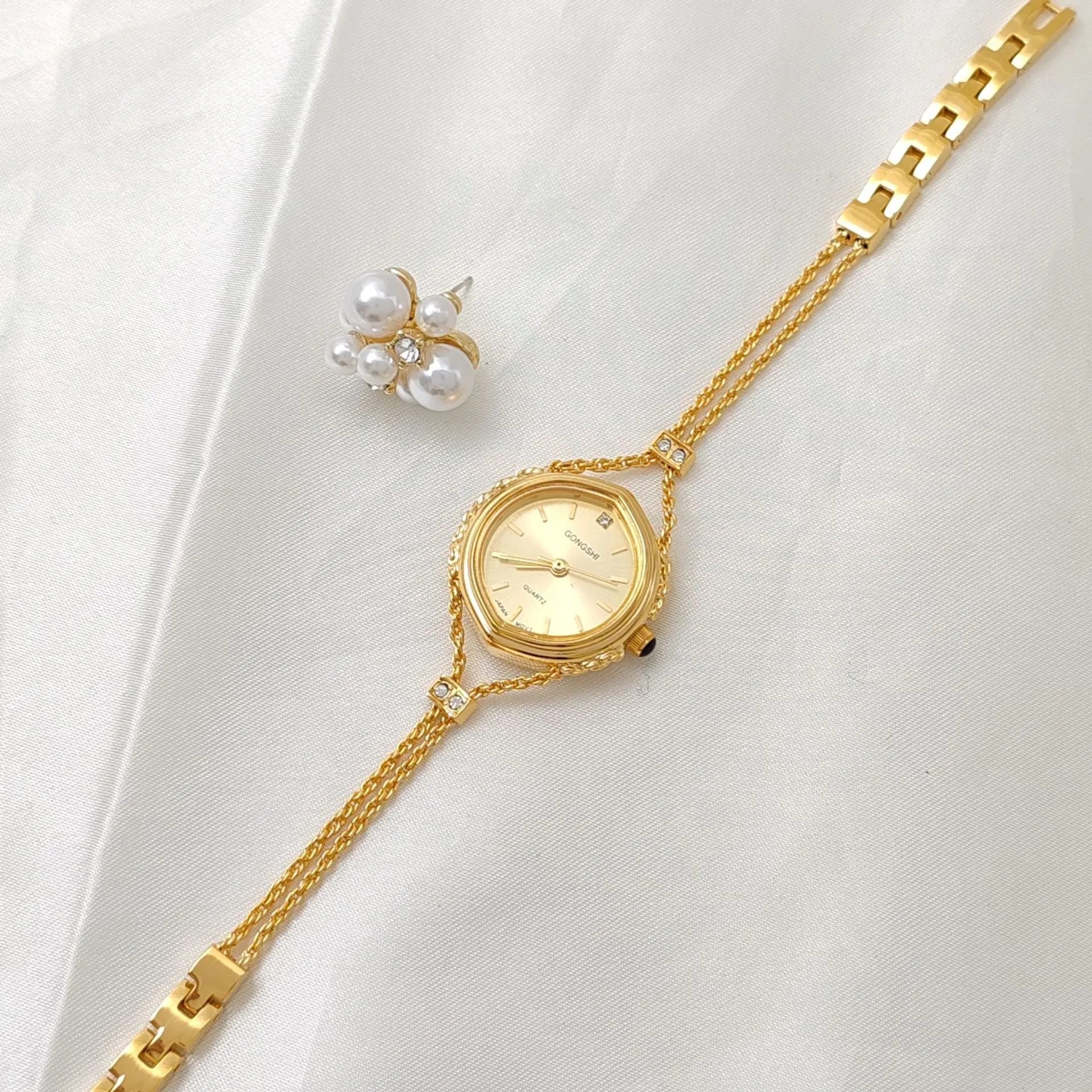 Women's Mori style quartz watch with 25mm dial, 7mm thickness, mineral glass face and chain strap in gold or silver