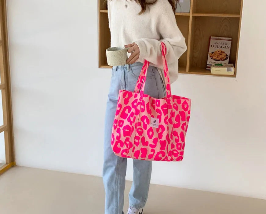Women's large capacity oxford cloth shoulder bag with a three-dimensional front pocket.