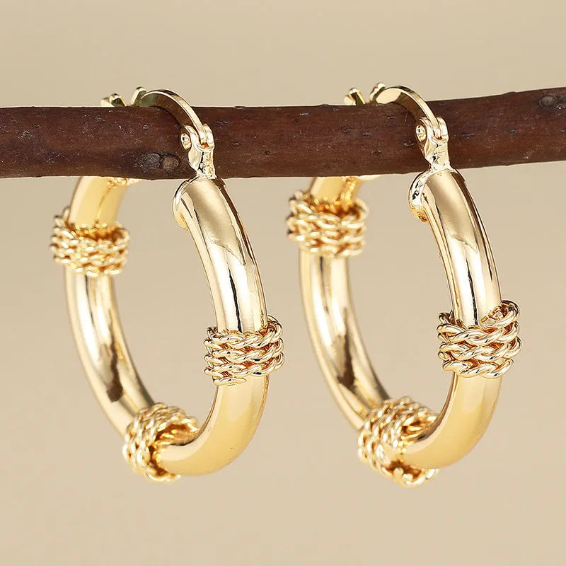 Geometric women's earrings with ring and line design in golden colours