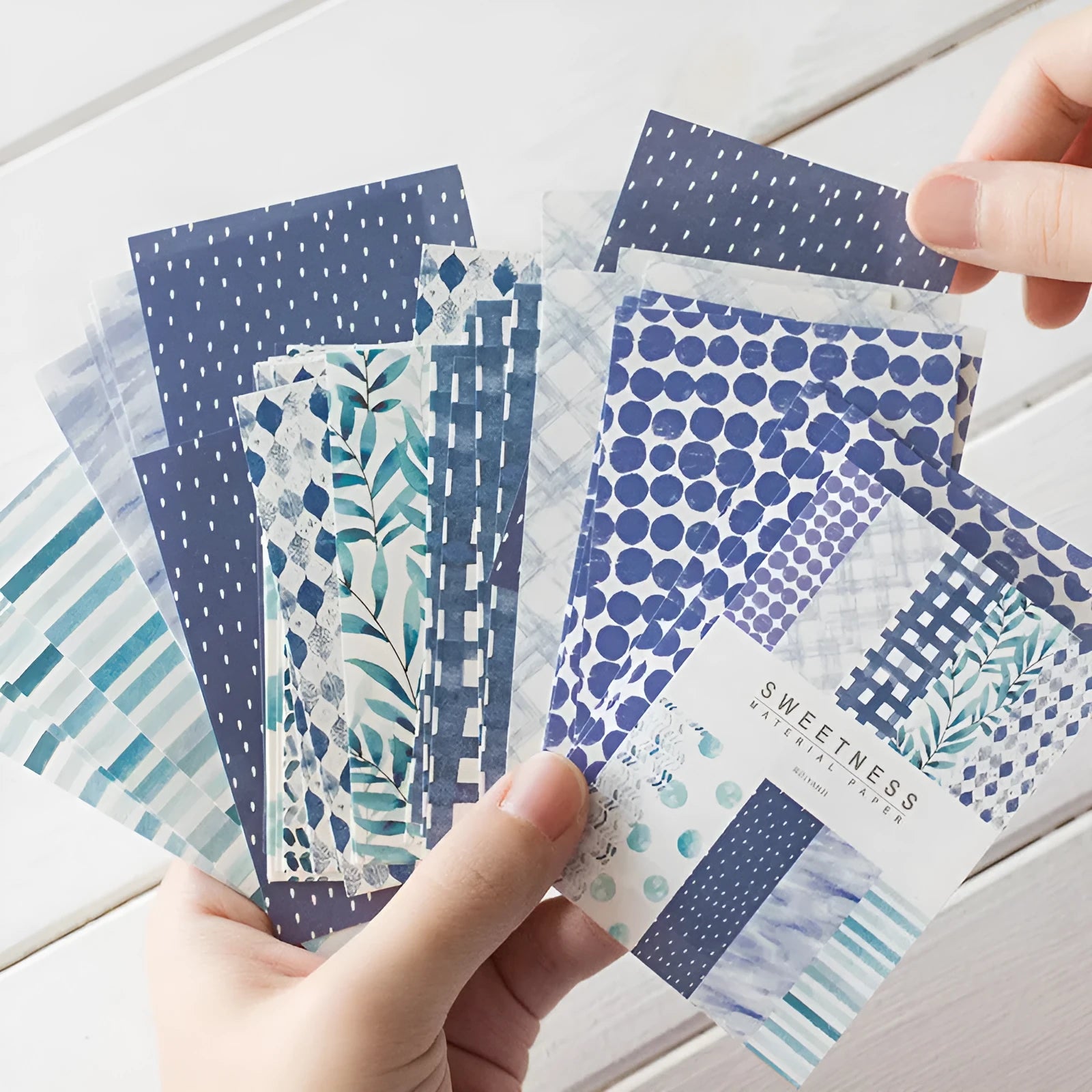 50 pieces of retro dessert-themed note paper in ten colours including caramel, strawberry, and blue fruit designs