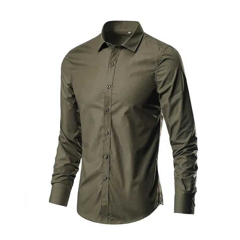 Man wearing a loose-fit linen long-sleeve shirt in a light colour, showcasing the slim trendy style.