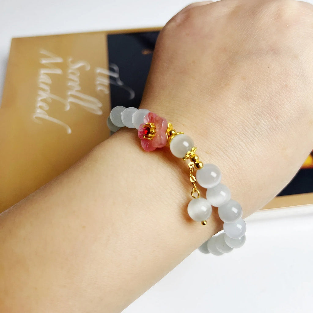 White opal flower beaded bracelet with manual glass and coloured glaze construction