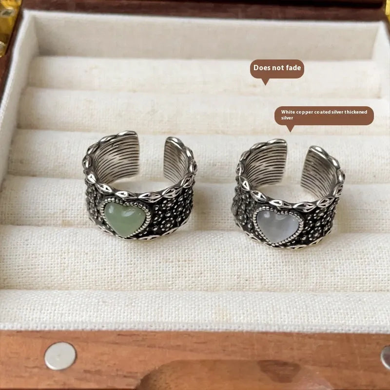 Vintage heart-shaped ring with adjustable opening in green or white colour