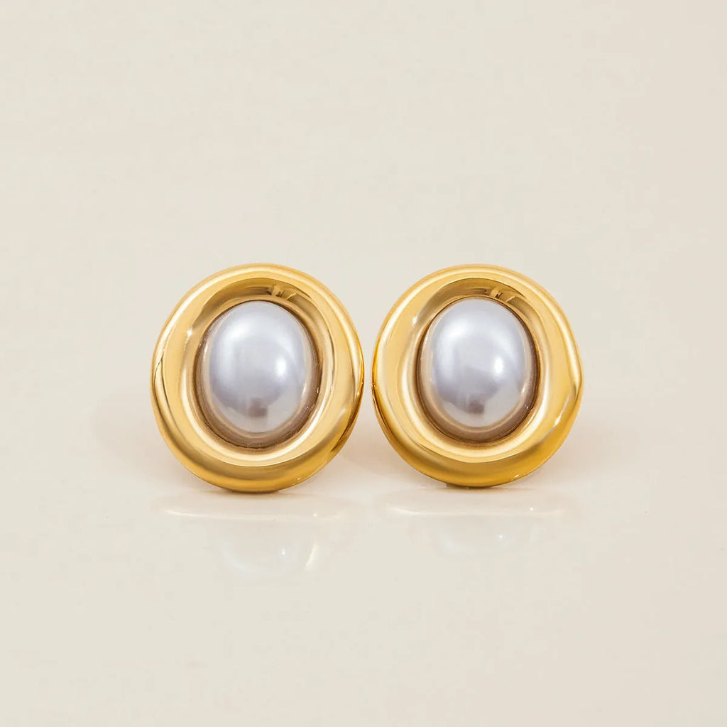 A pair of stainless steel stud earrings with a vintage-style pearl accent in colour JDE0305051.
