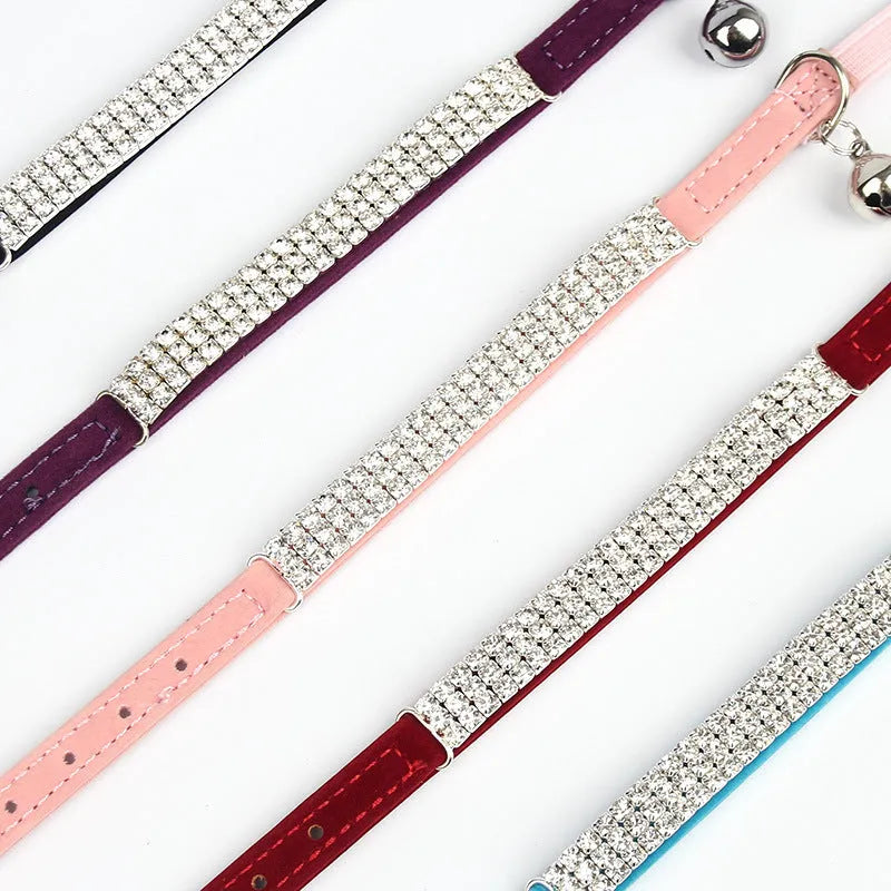 Soft velvet cat collar with rhinestones in five colours, adjustable between 20 and 30 cm.