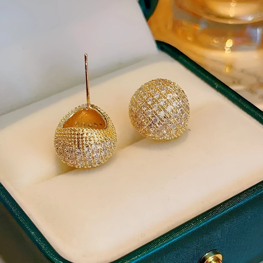 Geometric drop-shaped earrings with golden beans and full diamond decoration in gold colour
