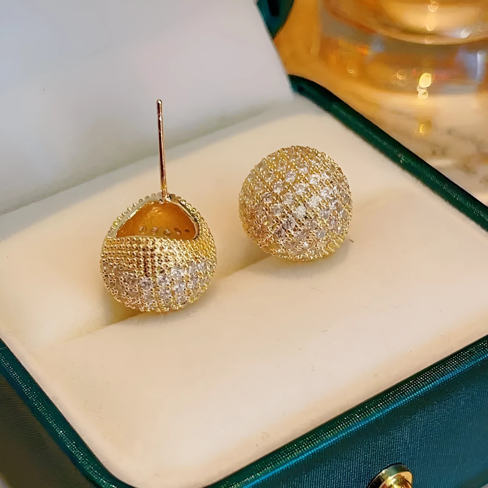 Geometric drop-shaped earrings with golden beans and full diamond decoration in gold colour