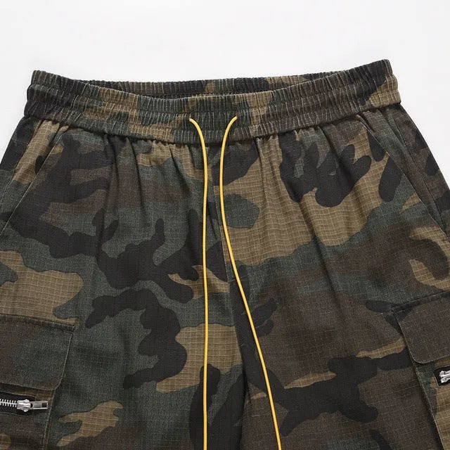 Green H215 washed camouflage workwear shorts with multiple bag pockets, loose fit.