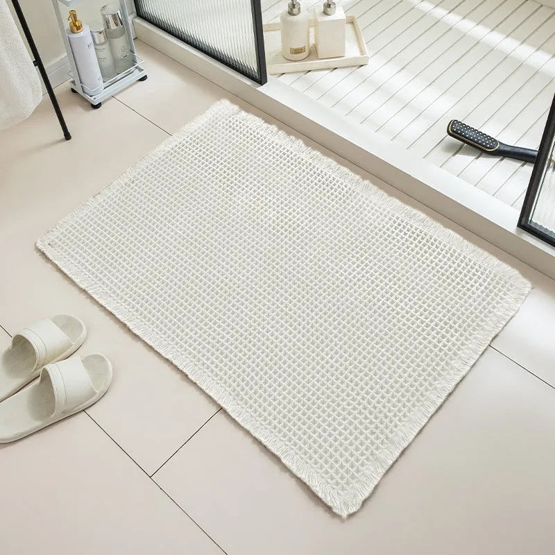 Absorbent non-slip bathroom carpet with checkered pattern in a neutral colour