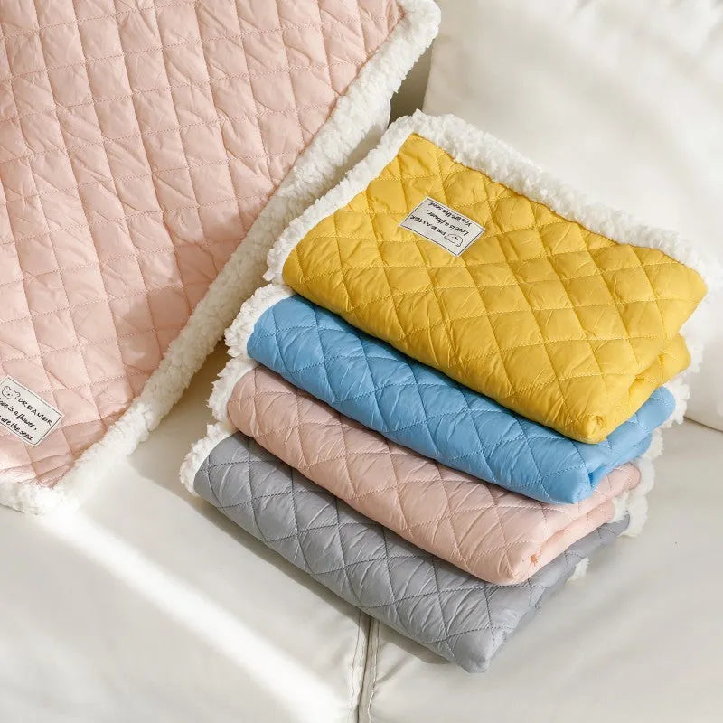 Blue quilted pet blanket for cats showing terry texture and 80x60cm large size dimensions