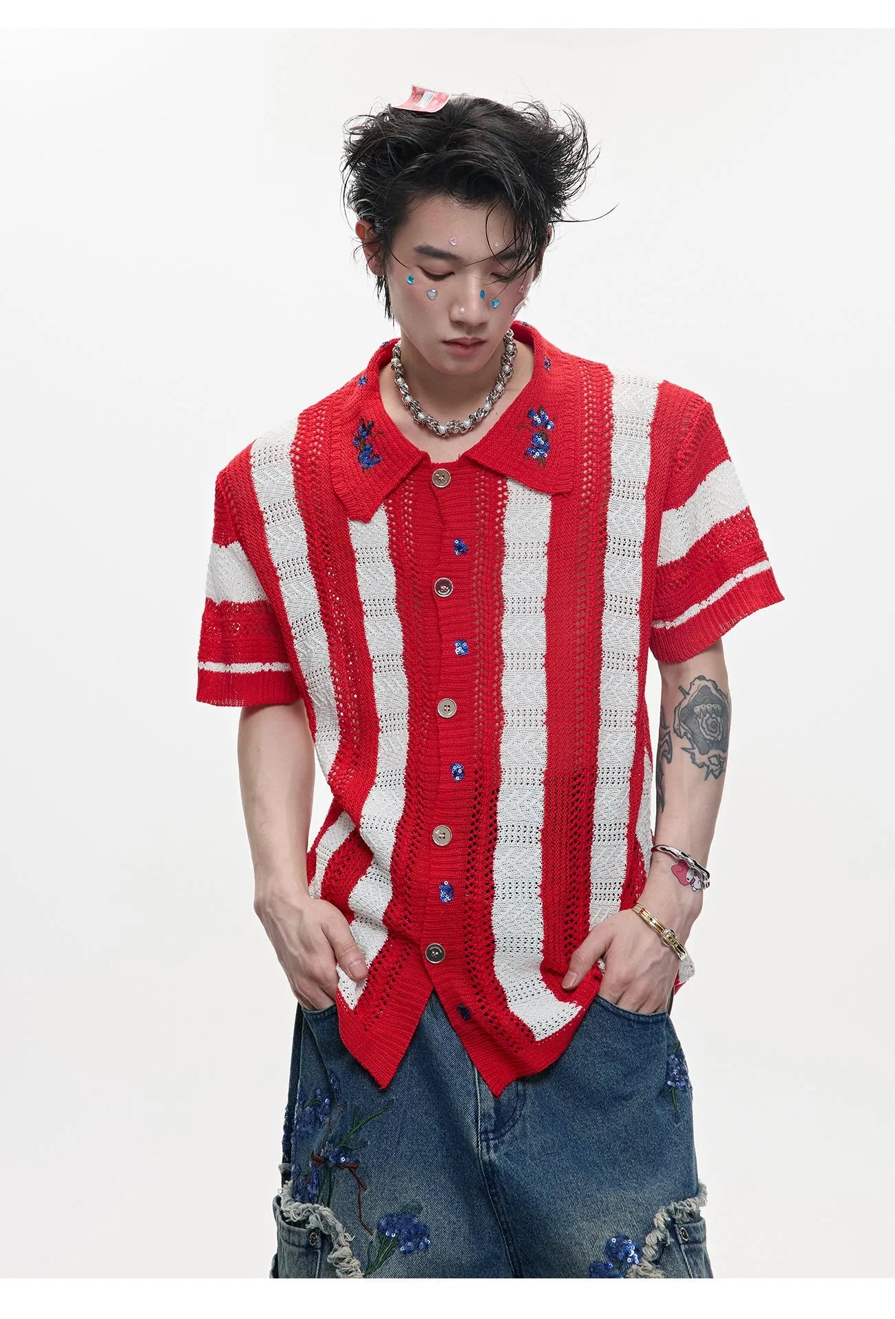 Men's red and black patchwork striped knitted short sleeve shirt with button decoration