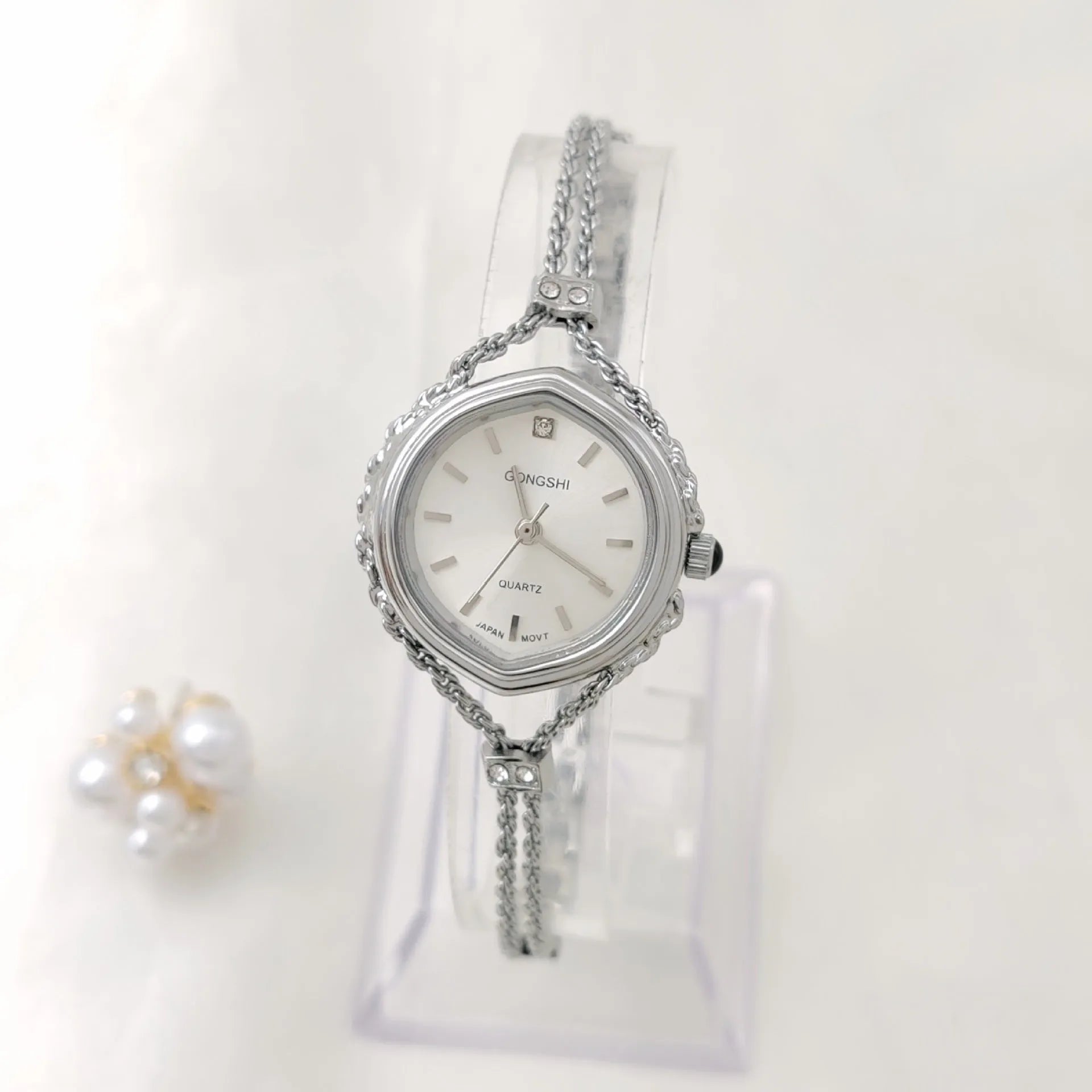 Women's Mori style quartz watch with 25mm dial, 7mm thickness, mineral glass face and chain strap in gold or silver