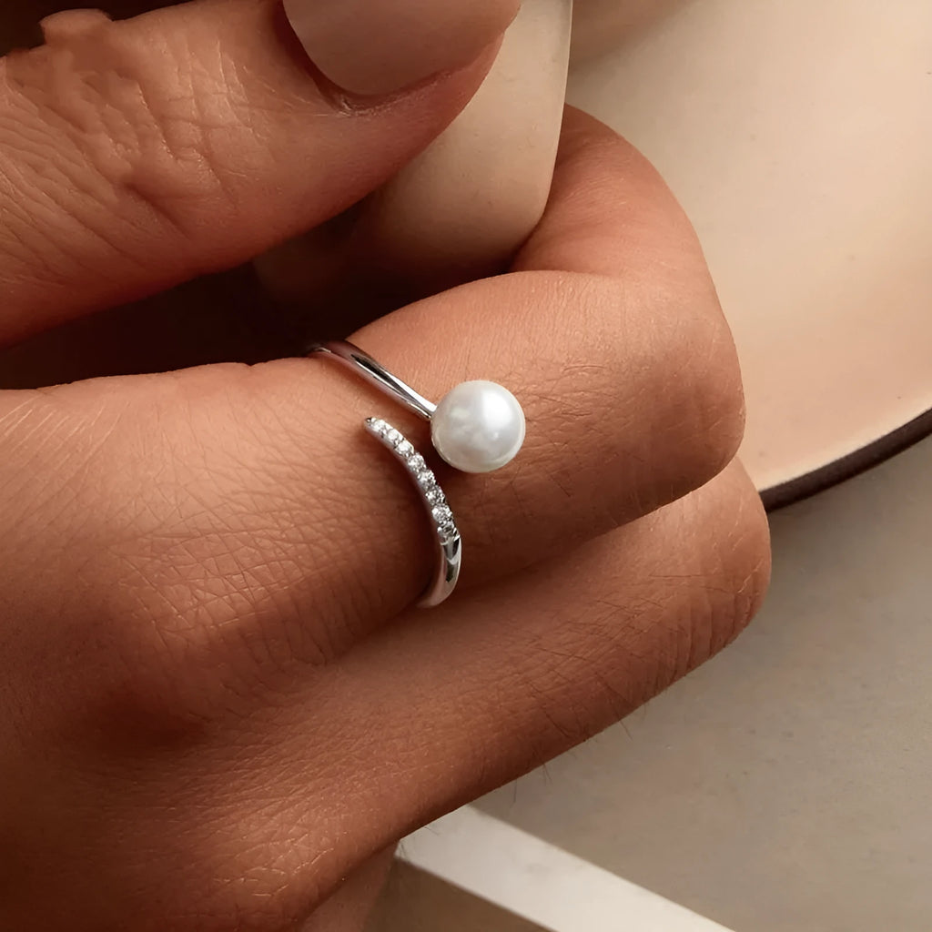 Adjustable open loop ring with shell pearl element in S925 sterling silver alloy