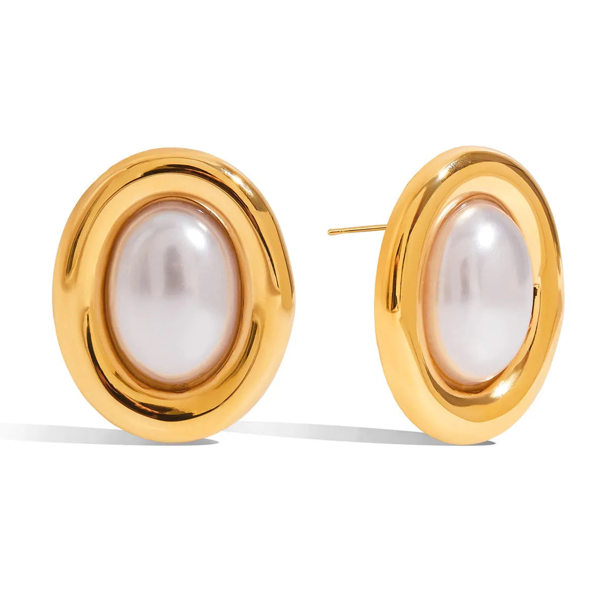 A pair of stainless steel stud earrings with a vintage-style pearl accent in colour JDE0305051.