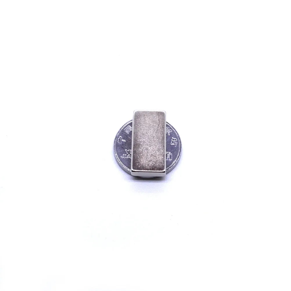 Silver neodymium magnet piece N35 41.8kJ/m³ strong suction for packaging boxes and shells